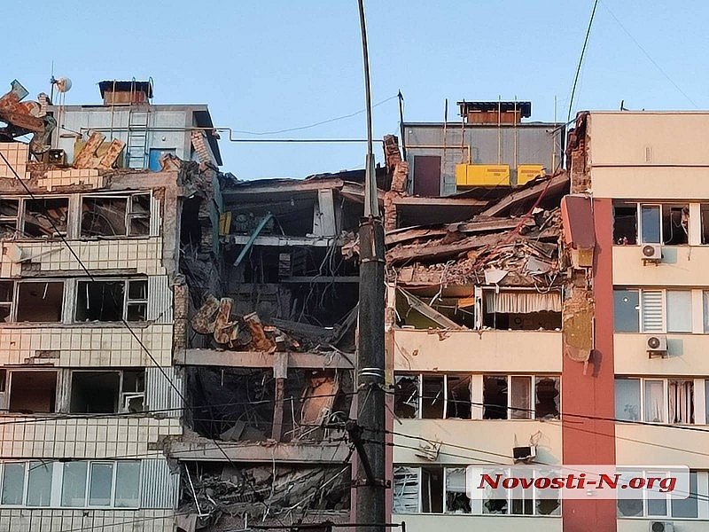 У Миколаєві дрони пошкодили адмінбудівлю