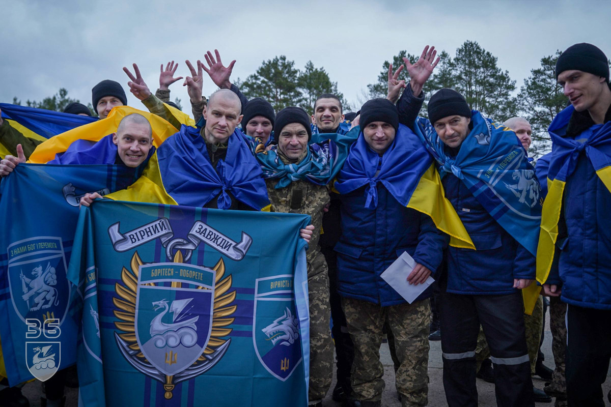 Українські морпіхи повернулися з полону напередодні Великодня