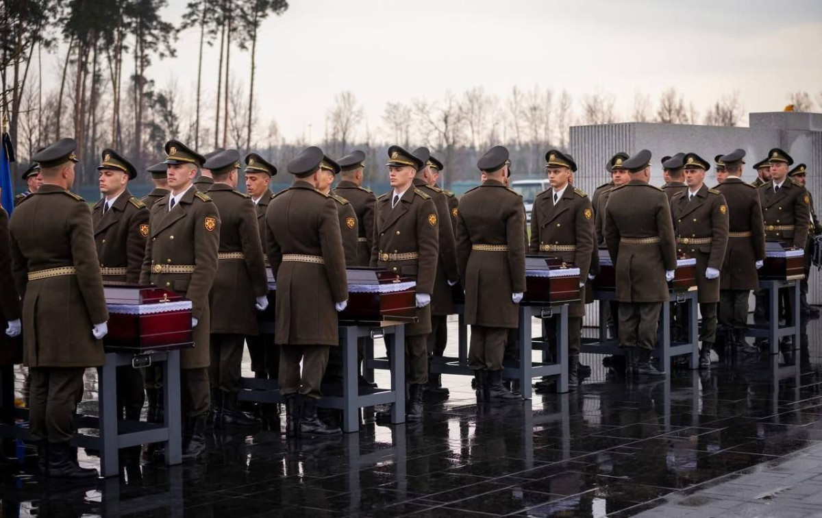 На меморіальному кладовищі поховали п’ятьох воїнів з Миколаївщини