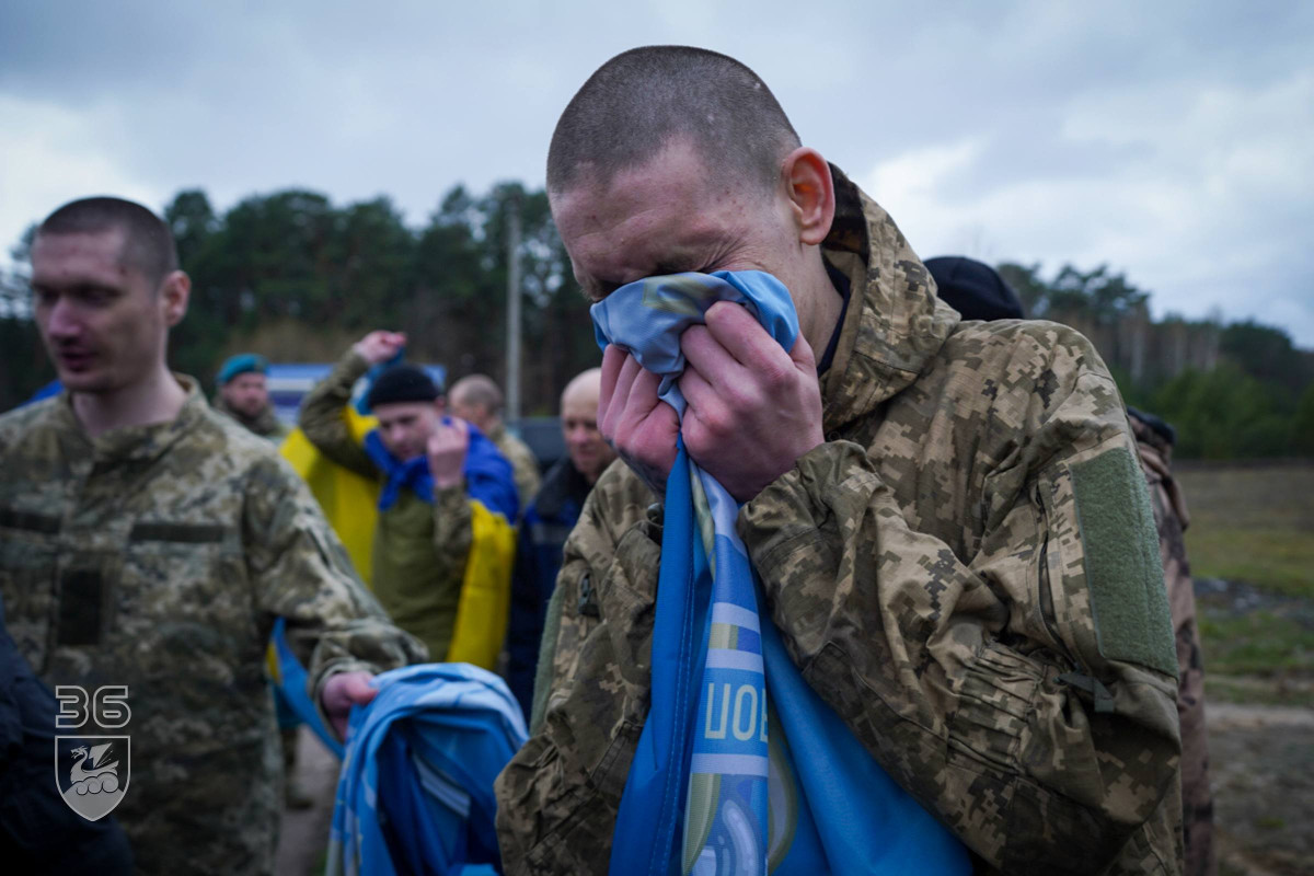 Українські морпіхи повернулися з полону напередодні Великодня