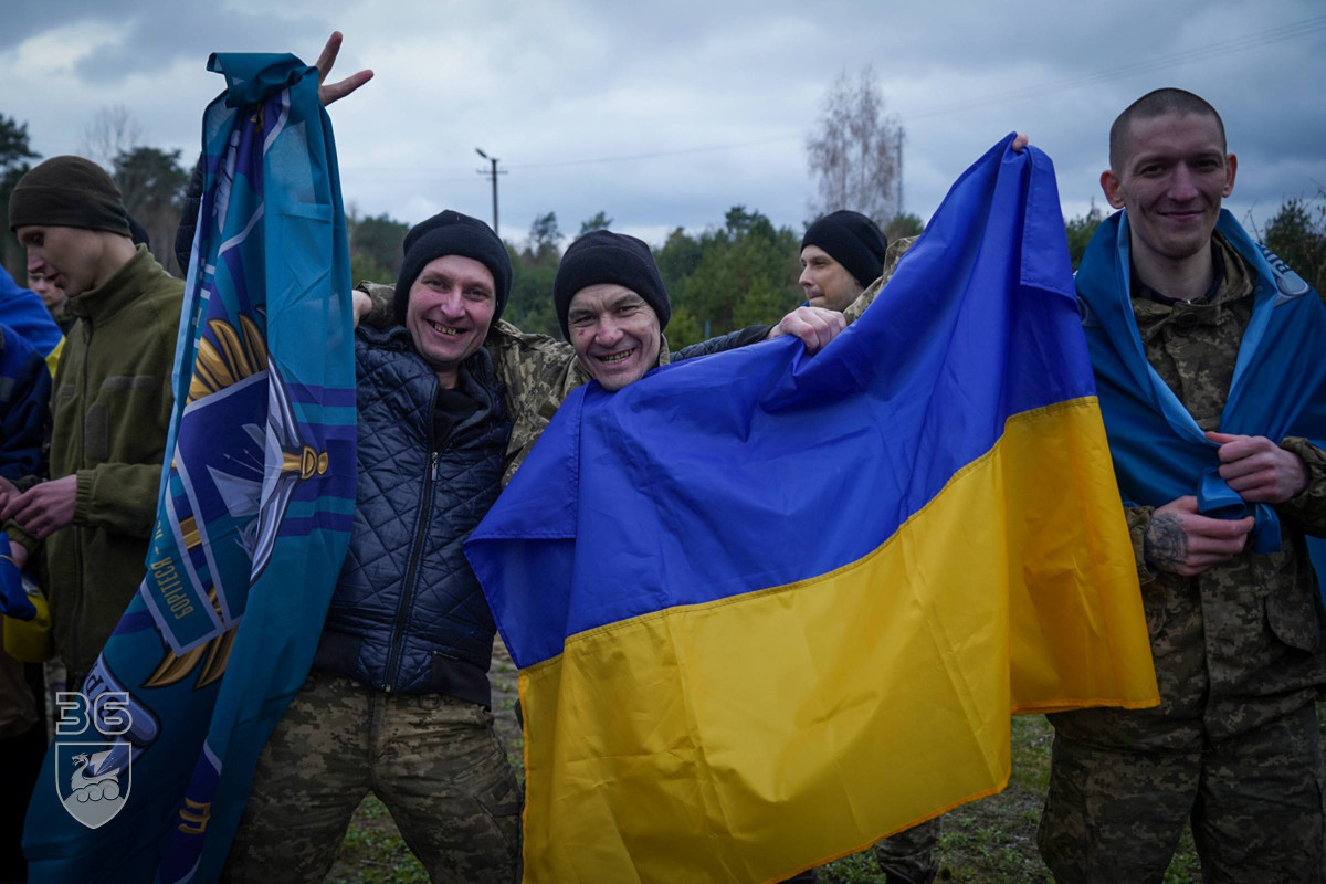 Українські морпіхи повернулися з полону напередодні Великодня