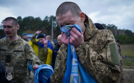 Українські морпіхи повернулися з полону напередодні Великодня