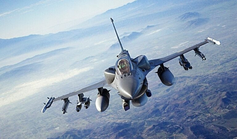В Україні під час бойового завдання розбився F-16, пілот вижив
