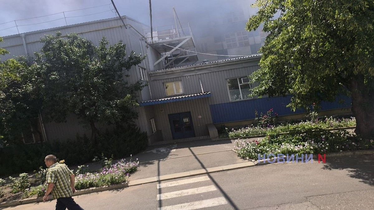 У Миколаєві ліквідували пожежі після атаки РФ: четверо поранених