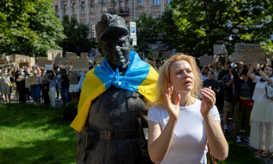 В Україні протестують проти відставки Федорова з Міноборони