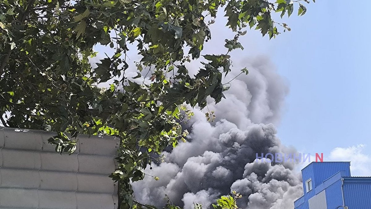 У Миколаєві ліквідували пожежі після атаки РФ: четверо поранених