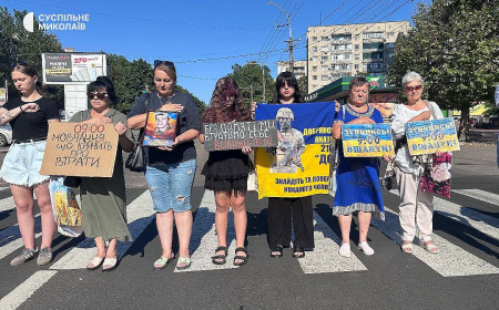 У центрі Миколаєва близько 50 людей вшанували загиблих захисників