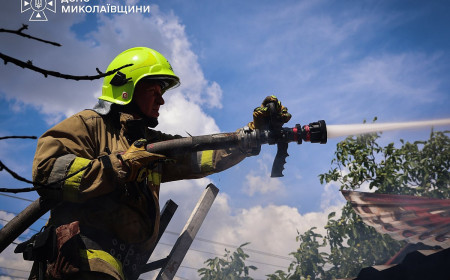 У Миколаєві горіла дача: пенсіонер зазнав опіків, вогонь локалізували