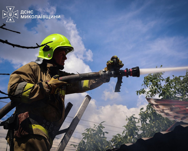 У Миколаєві горіла дача: пенсіонер зазнав опіків, вогонь локалізували