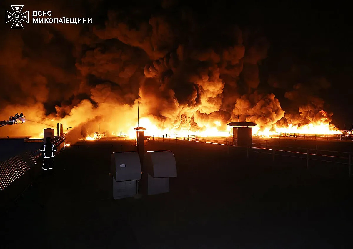 Росія вдарила по складу Sandora під Миколаєвом — ЗМІ повідомили про пожежу