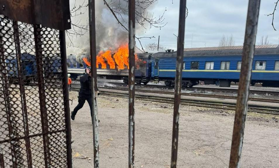 Російський БпЛА влучив у потяг Миколаїв — Долинська: 70 евакуйованих