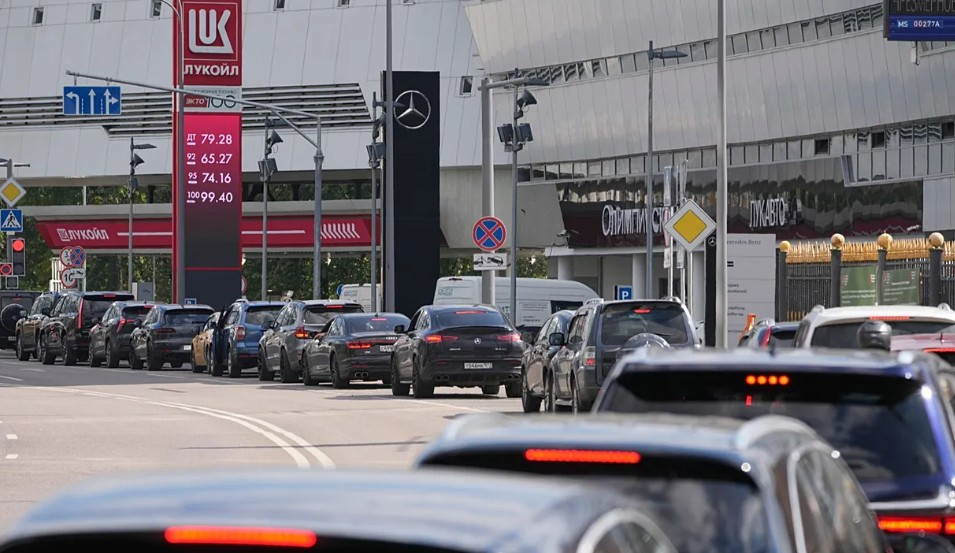 Росія знову стикається з дефіцитом пального через удари України по НПЗ