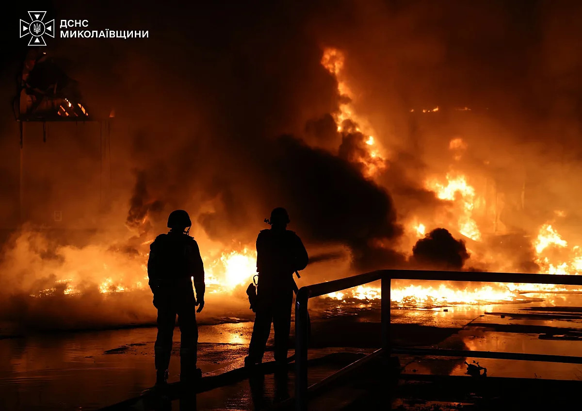 Повторні атаки заважали гасити пожежу після удару на Миколаївщині
