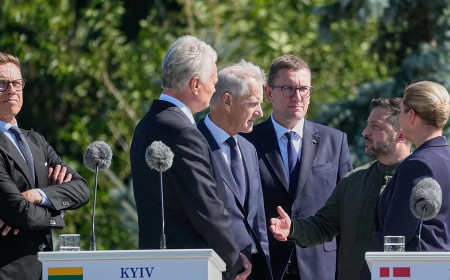 Західні лідери в Києві, Україна атакує російські центри Ozon