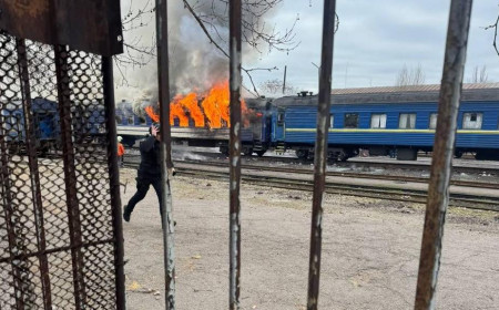 Російський БпЛА влучив у потяг Миколаїв — Долинська: 70 евакуйованих