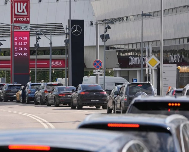 Росія знову стикається з дефіцитом пального через удари України по НПЗ