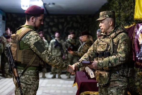 Сирський нагородив воїнів 95-ї бригади за бої на Курщині