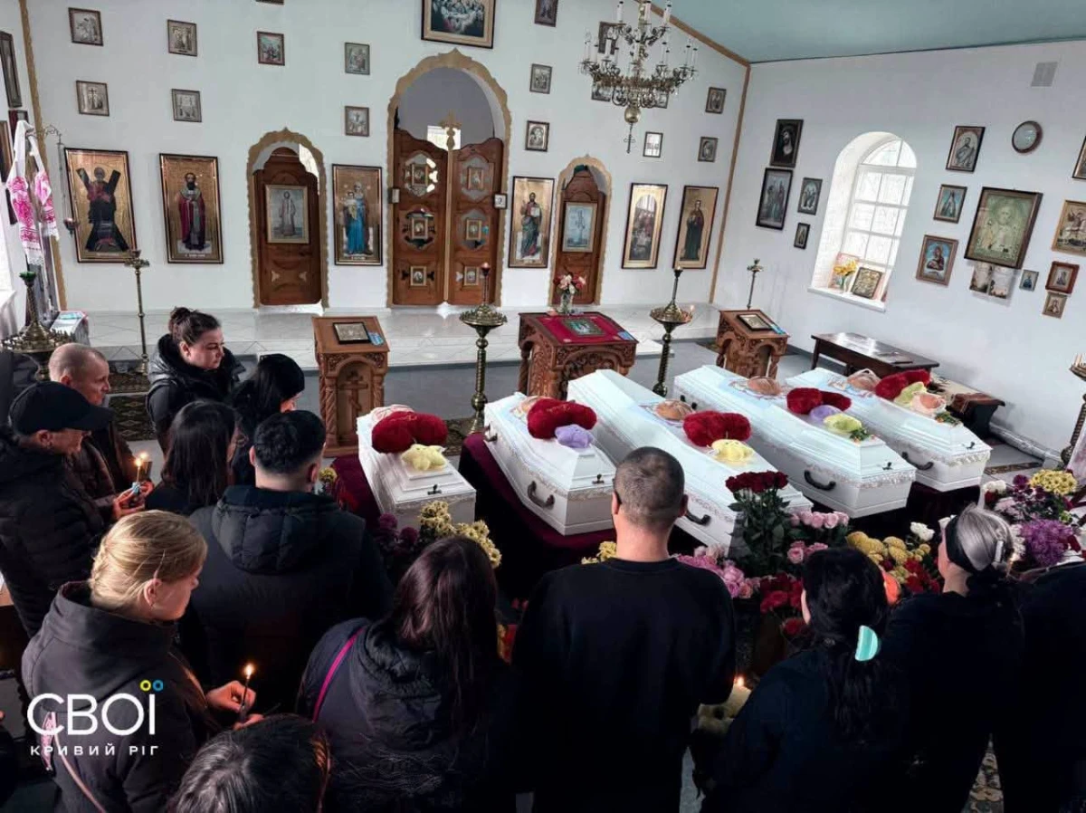 У Радушному поховали п’ятьох дітей Воронових, загиблих від удару РФ