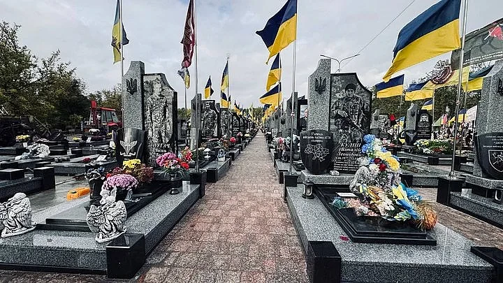 Російський напис на могилі воїна в Україні викликав мовну суперечку