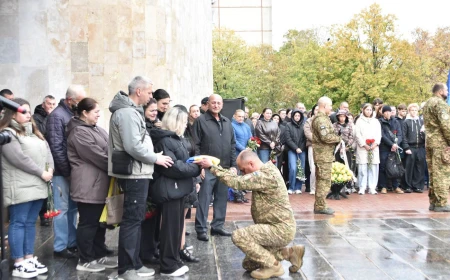 У Південноукраїнську попрощалися із захисником Євгеном Кристофолем