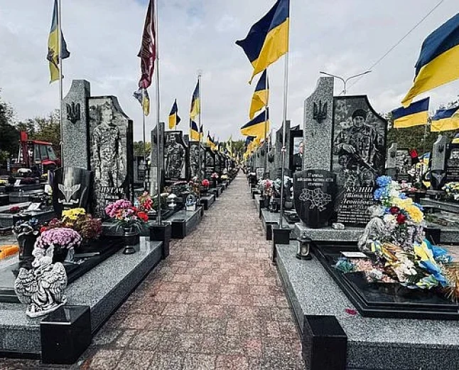 Російський напис на могилі воїна в Україні викликав мовну суперечку